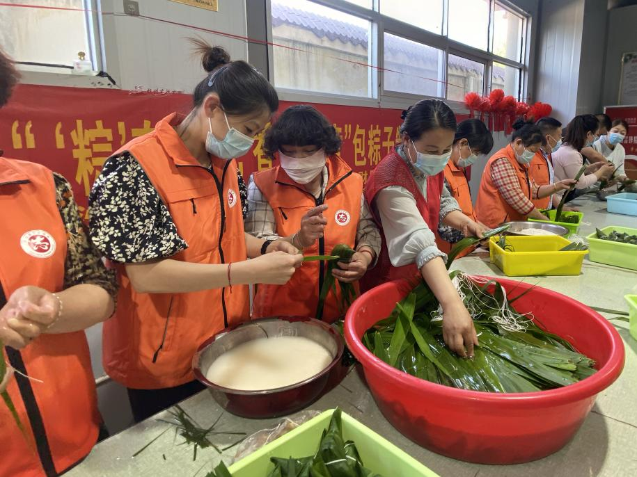 青口供電所黨支部聯(lián)合生產(chǎn)生活服務(wù)中心分會(huì)、黃沙坨社區(qū)，共同舉辦“悠悠艾草香 濃濃端午情”系列活動(dòng)。.png